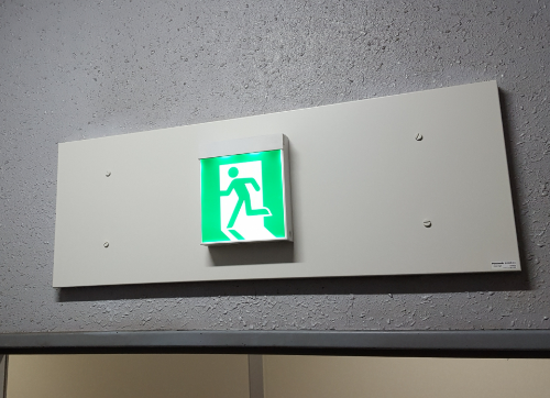 リニューアルプレート付き誘導灯