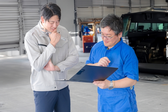 男性２人が話し合っている様子
