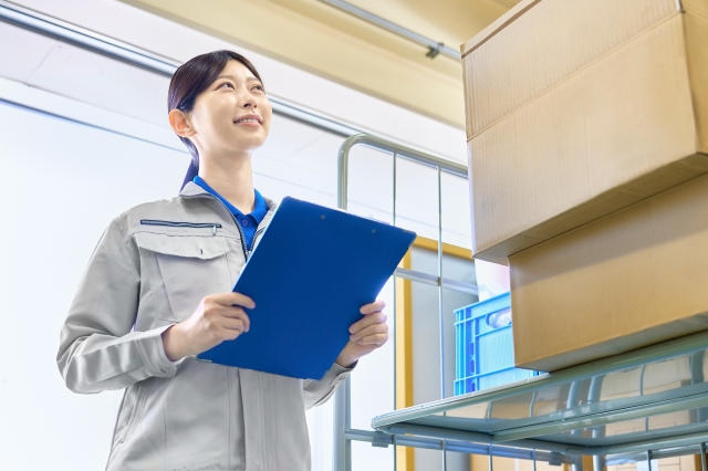 ファインダーを持つ女性