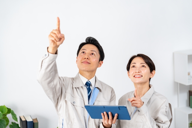 上を確認する男女